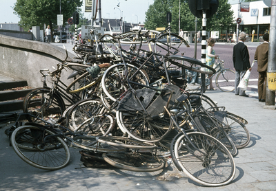 801619 Afbeelding van een stapel fietswrakken op het Stationsplein te Utrecht.